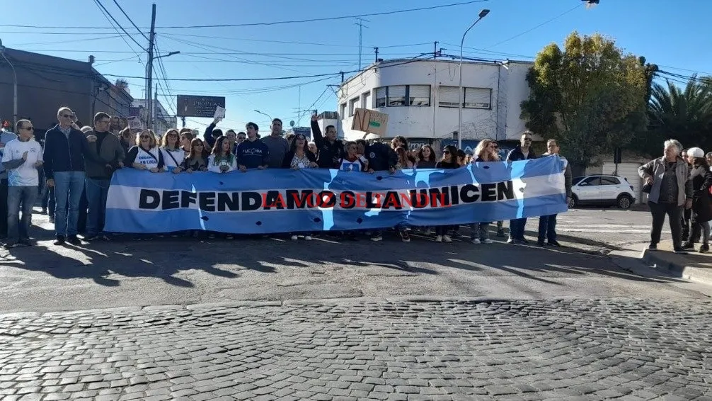 Con un enorme apoyo popular, se desarrolló la Marcha Nacional Universitaria en Tandil